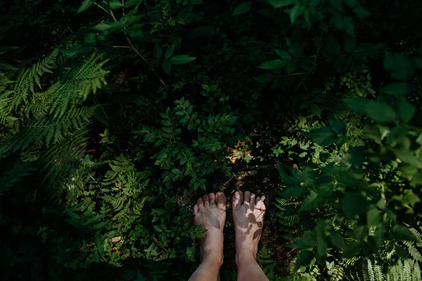 Los pies desnudos de la mujer de pie descalzo al aire libre en la naturaleza, concepto de puesta a tierra. —  Fotos de Stock