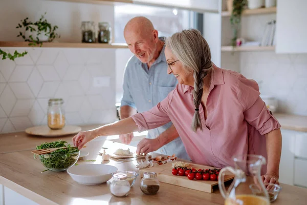 Felice coppia di anziani cucinare insieme a casa. — Foto Stock