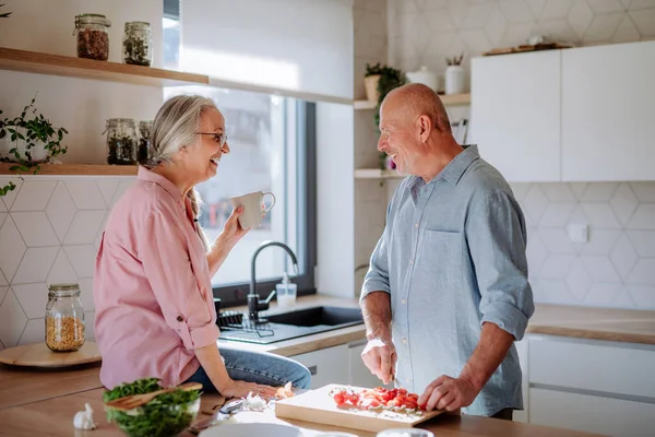Glada äldre par matlagning tillsammans hemma. — Stockfoto