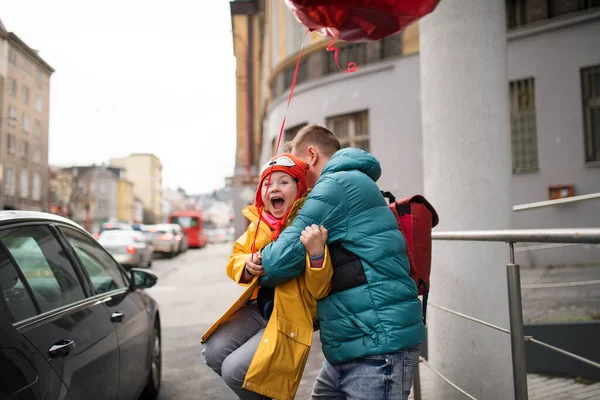 Padre llevando a su hija pequeña con síndrome de Down a la escuela, al aire libre en la calle. — Foto de Stock