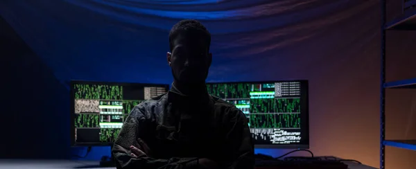 Hacker anónimo en unifrorm militar en la web oscura, concepto de ciberguerra. — Foto de Stock