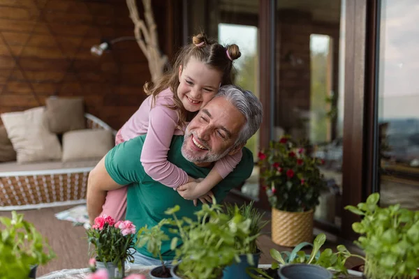 Retrato de la pequeña hija linda abrazando a su padre feliz en casa. — Foto de Stock