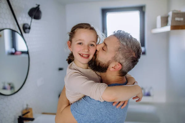Отец целует свою маленькую дочь в ванной. — стоковое фото