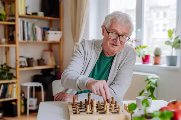 Senior man playing a chess at home. — Fotografia de Stock
