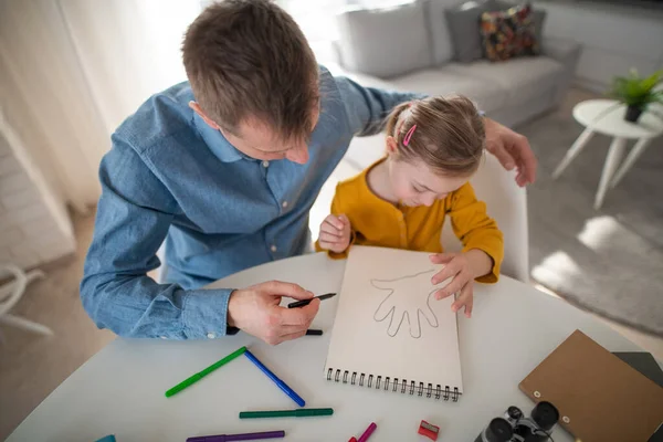 Far med sin lilla dotter med Downs syndrom lär sig hemma. — Stockfoto