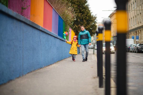 Pai levando sua filhinha com síndrome de Down para a escola, ao ar livre na rua. — Fotografia de Stock