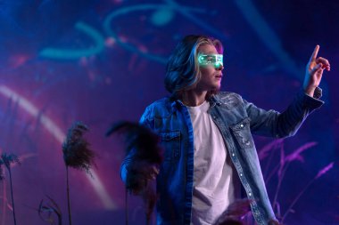 Metaverse dijital siber dünya teknolojisi, sanal gerçeklik VR gözlüklü adam artırılmış gerçeklik oyunu oynuyor, fütüristik yaşam tarzı