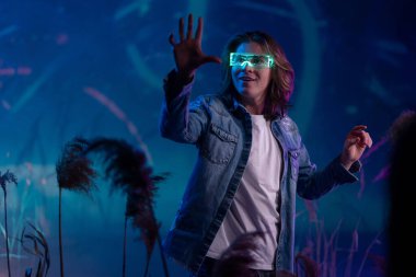 Metaverse dijital siber dünya teknolojisi, sanal gerçeklik VR gözlüklü adam artırılmış gerçeklik oyunu oynuyor, fütüristik yaşam tarzı