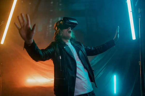 Metaverse digital cyber world technology, hombre con gafas VR de realidad virtual jugando juego de realidad aumentada, estilo de vida futurista — Foto de Stock
