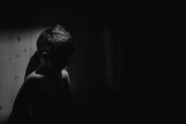 Ritratto in bianco e nero di triste ragazzino anonimo — Foto Stock