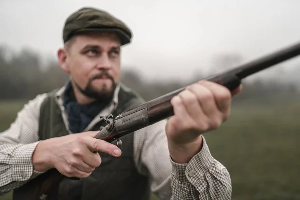 Geleneksel Bir Avcı Sahada Tüfeğiyle Nişan Alıyor — Stok fotoğraf