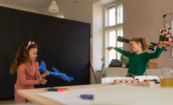 Una Niña Feliz Con Amigo Divirtiéndose Juntos Clase Interior Escuela — Foto de Stock