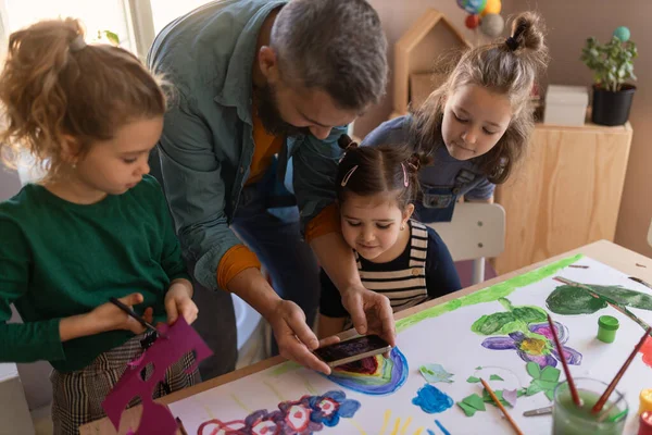 Grupo Niños Pequeños Que Trabajan Proyecto Con Profesor Durante Clase — Foto de Stock