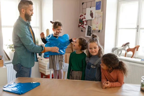 Gruppo Bambini Piccoli Con Insegnante Lavoro Stanno Preparando Ceramica Classe — Foto Stock