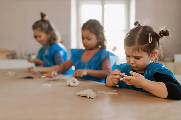 Grupo Crianças Pequenas Trabalhando Com Argila Cerâmica Durante Arte Criativa — Fotografia de Stock