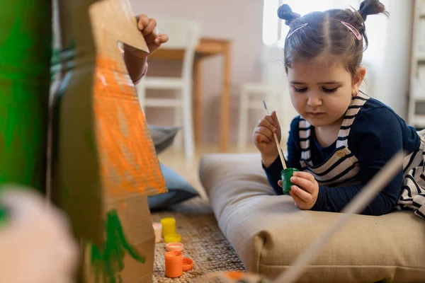 Kleines Mädchen Bemalt Einen Pappbaum Kreativ Und Bastelkurs Der Schule — Stockfoto
