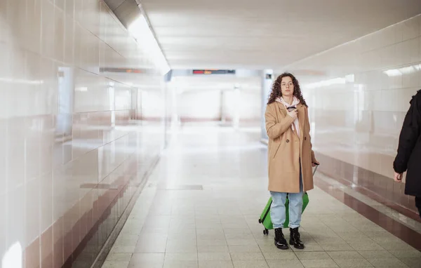 Una Turista Viaggiatore Donna Che Attraverso Stazione Con Bagaglio Possesso — Foto Stock