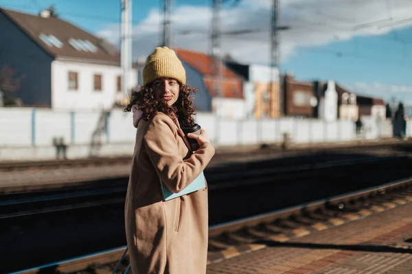 Seorang Wanita Petualang Muda Yang Bahagia Dengan Secangkir Kopi Stasiun — Stok Foto