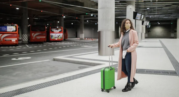 Solo Viajero Mujer Esperando Con Equipaje Estación Autobuses Recortar — Foto de Stock