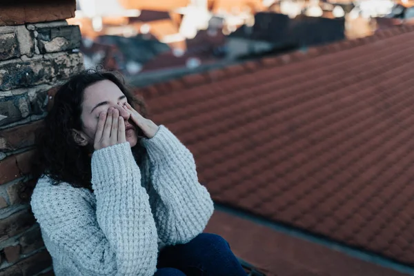 Een Ongelukkige Jonge Vrouw Rustend Zittend Het Dak Met Uitzicht — Stockfoto