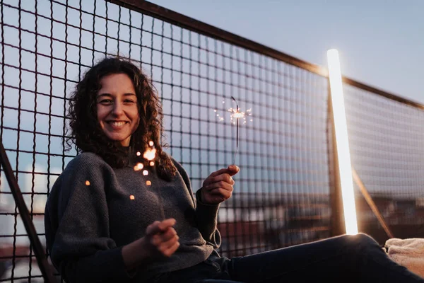 Young Woman Sparklers Having Fun Rooftop City Close — Fotografia de Stock
