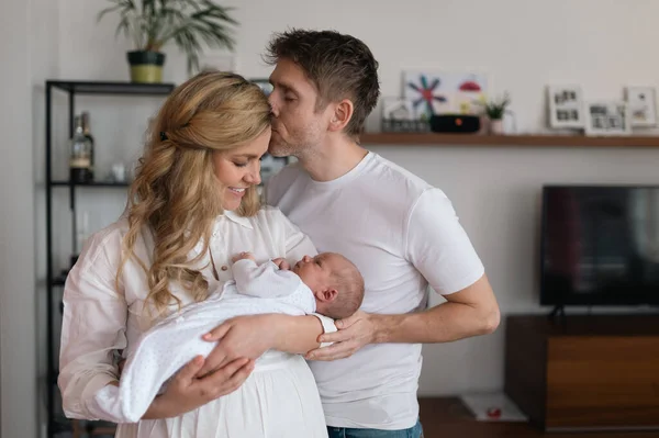 Una Madre Padre Sonrientes Sosteniendo Hija Recién Nacida Casa — Foto de Stock