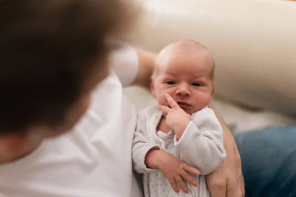 生まれたばかりの息子を家に抱える父親 — ストック写真