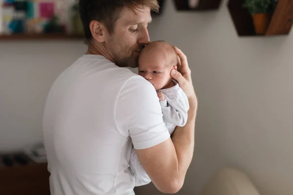 一个父亲抱着他刚出生的儿子在家里 — 图库照片