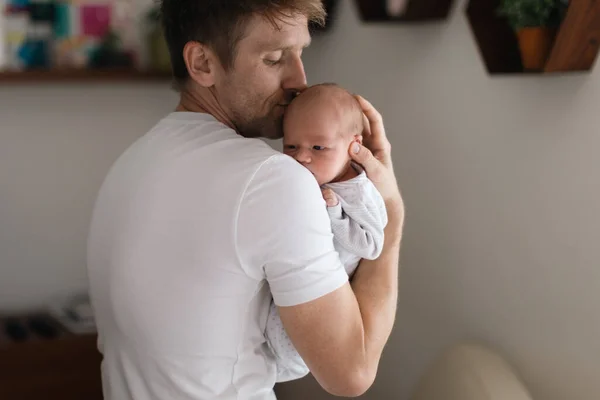 Ein Vater Hält Seinen Neugeborenen Sohn Hause — Stockfoto