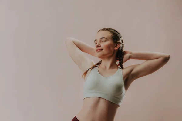Een Jonge Sportieve Vrouw Sportkleding Met Gesloten Ogen Mediterend Tegen — Stockfoto