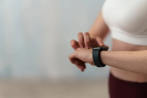 Primer Plano Mujer Joven Fijando Mirando Los Deportes Smartwatch Fitness —  Fotos de Stock