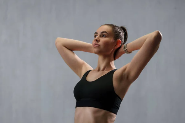 Een Jonge Sportieve Vrouw Sportkleding Met Armen Achter Hoofd Tegen — Stockfoto