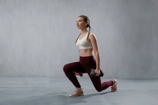 Een Jonge Atletische Vrouw Sportkleding Doet Squat Met Behulp Van — Stockfoto
