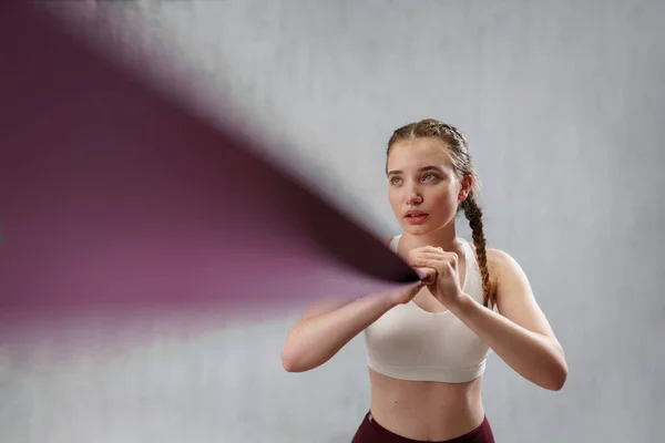 Een Sportieve Vrouw Mode Sportkleding Oefening Met Elastische Band Strekken — Stockfoto