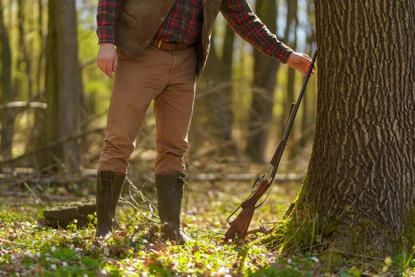 Lowsection de homem unter com arma de rifle na floresta. — Fotografia de Stock