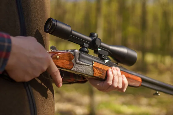 Nahaufnahme von Jäger, der mit Gewehr auf Beute im Wald wartet. — Stockfoto