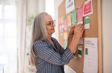 İş bulma kurumu çalışanı iş ilanlarında boş iş ilanı veriyor.