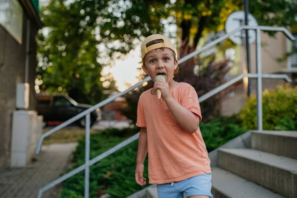 Little Cute Boy Ice Cream Outdoors Summer — ストック写真