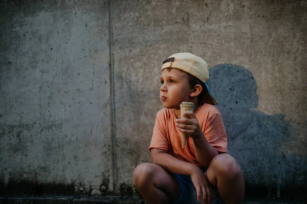 Little Cute Boy Ice Cream Outdoors Summer —  Fotos de Stock