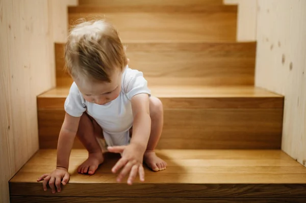 Niño Lindo Sentado Las Escaleras Casa Mirando Cámara — Foto de Stock