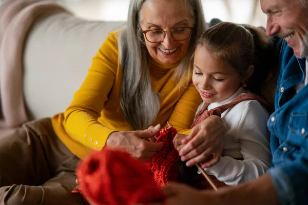 Een Klein Meisje Dat Bank Zit Met Haar Grootouders Thuis — Stockfoto