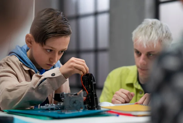 Група Щасливих Дітей Своїм Вчителем Науки Електричними Іграшками Роботами Класі — стокове фото