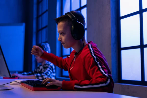 Jovem Gamer Menino Com Fones Ouvido Jogando Jogo Vídeo Computador — Fotografia de Stock