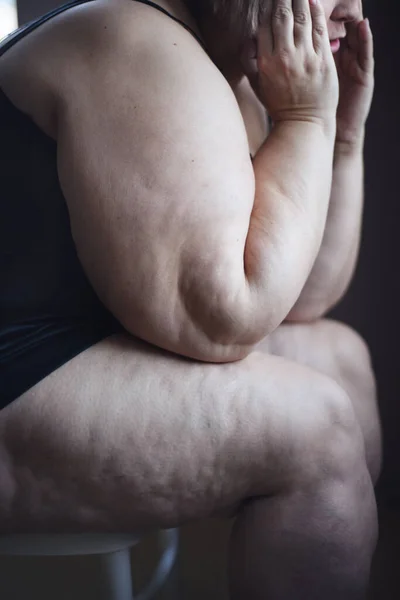 Déprimé Solitaire Grosse Femme Assise Regardant Par Fenêtre Maison Obscurité — Photo