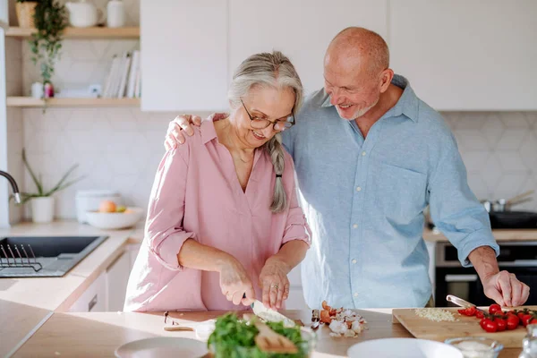 Evde Birlikte Yemek Pişiren Gülümseyen Yaşlı Bir Çift — Stok fotoğraf