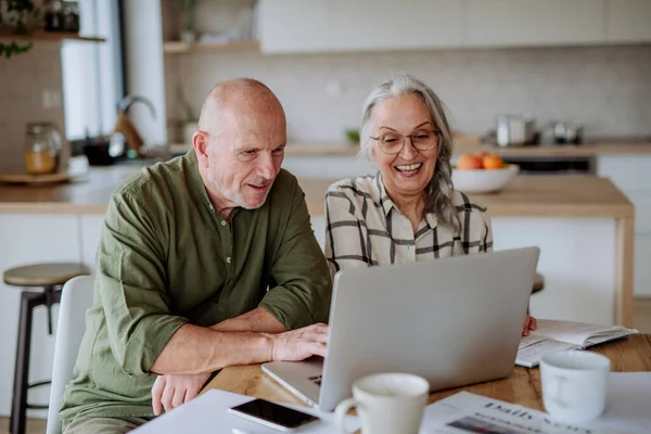 Una Feliz Pareja Ancianos Calcular Los Gastos Presupuesto Planificación Juntos —  Fotos de Stock