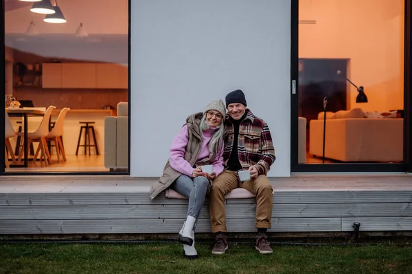 一对快乐的老夫妇一起坐在阳台上喝咖啡 — 图库照片