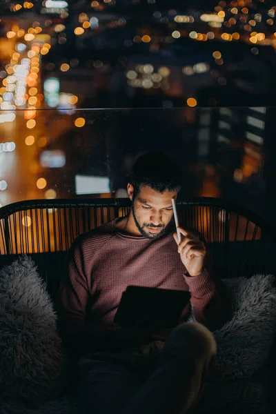 Joven Afroamericano Sentado Balcón Con Vista Urbana Tableta Por Noche —  Fotos de Stock
