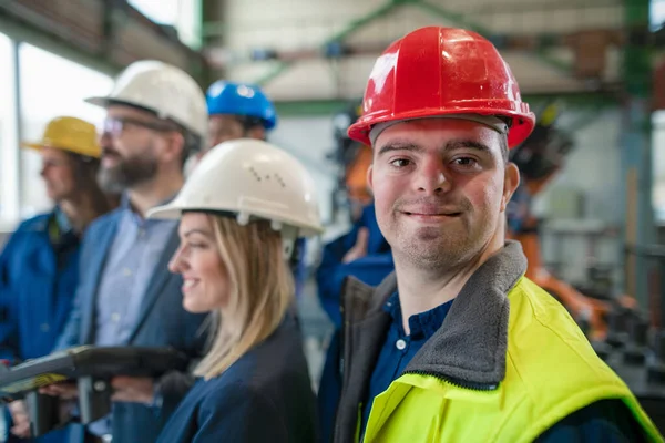 Joven Trabajador Con Síndrome Con Gerente Otros Colegios Que Trabajan — Foto de Stock