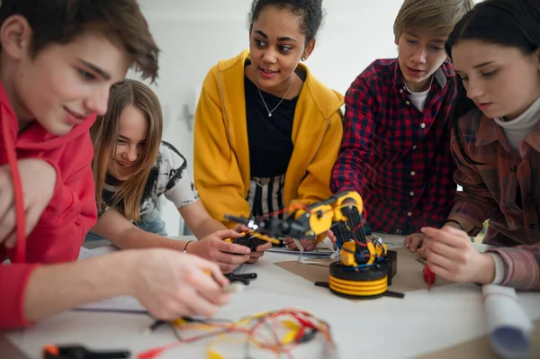 Robot Sınıfında Elektrikli Oyuncaklar Robotlar Yapan Programlayan Bir Grup Öğrenci — Stok fotoğraf